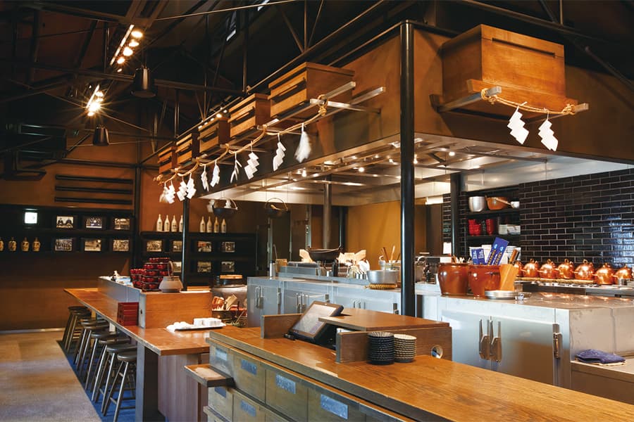 小布施 寄り付き料理 蔵部 本店の内観（オープンキッチン）